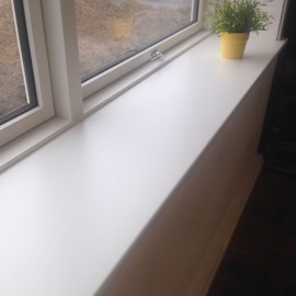 Rebord fenêtre en stratifié blanc